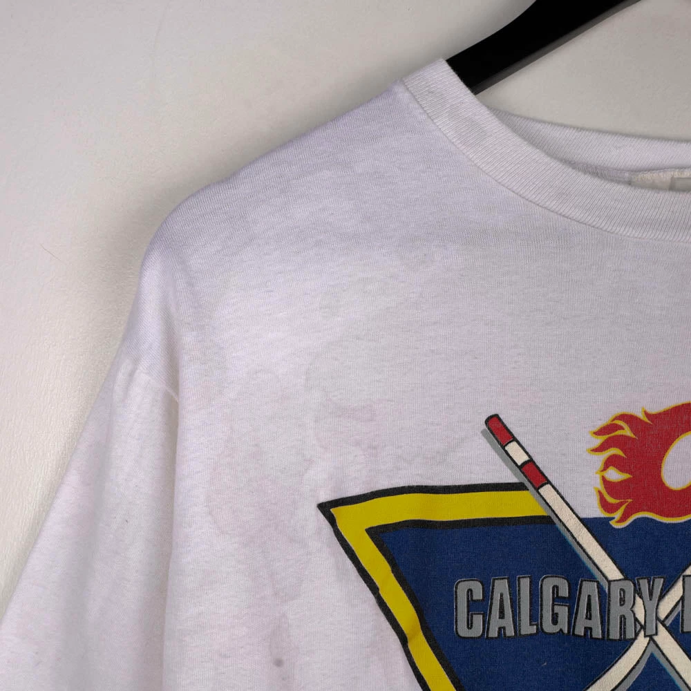 Vintage NHL 1987 Calgary Flames Graphic T-Shirt - Large 4 Vintage NHL 1987 Calgary Flames Graphic T-Shirt - Large - Image 4